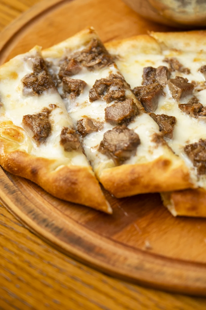 Kavurma pide with roast beef