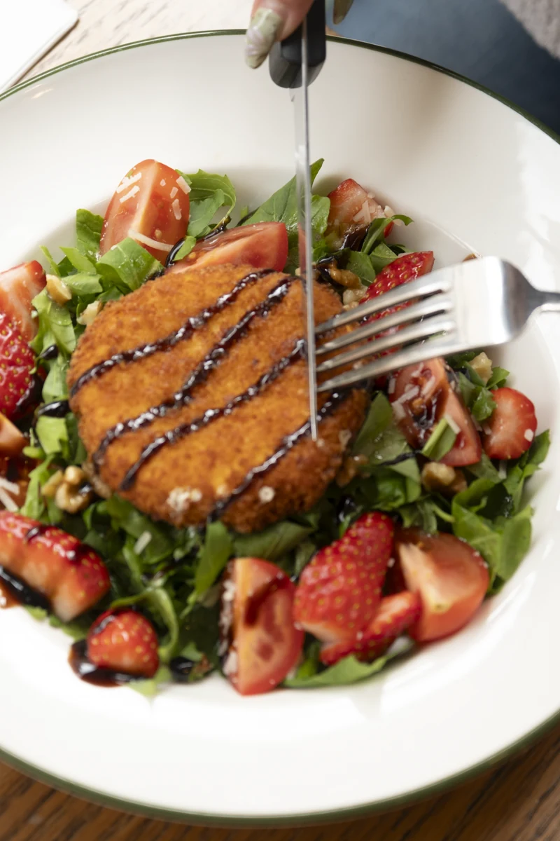 Rocket salad with strawberries and fried goat cheese