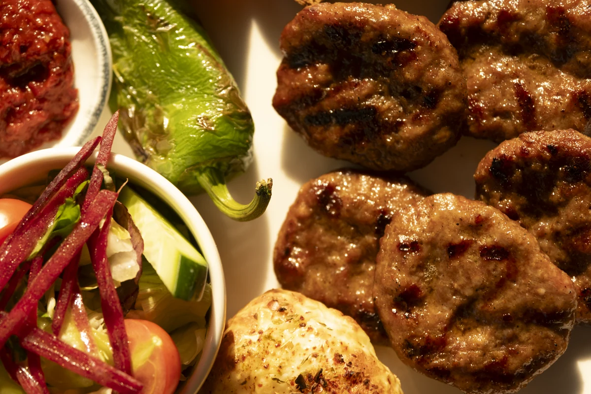 Izgara köfte, közlenmiş biber ve ekmek