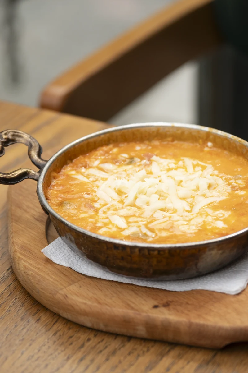 Bakır sahanda kaşarlı menemen