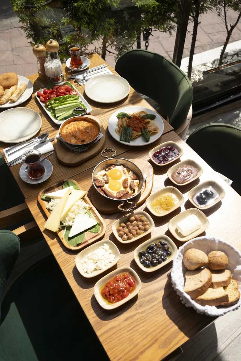 Cafe Firuz'da bahçeye bakan masada serpme kahvaltı