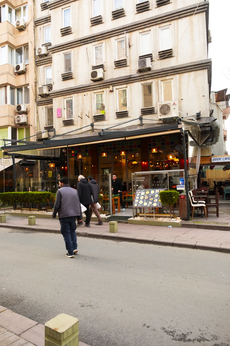Cafe Firuz seen from Defterdar Yokuşu by day