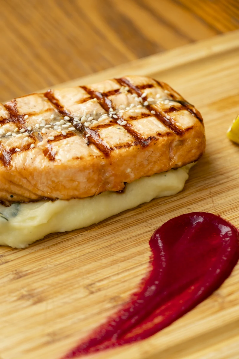 Izgara somon, patates püresi ve pancar sos