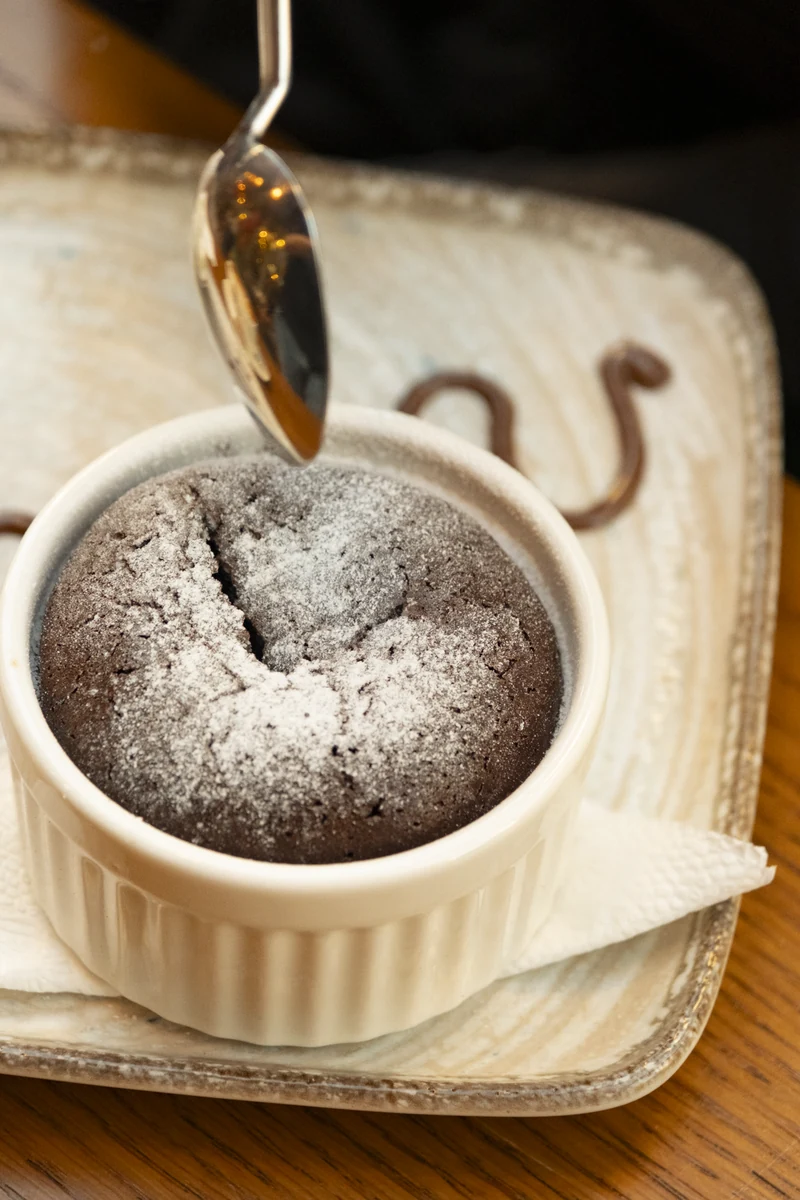 Pudra şekerli çikolatalı sufle