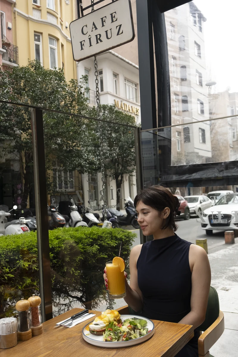 Fresh orange juice in the garden under the Cafe Firuz sign
